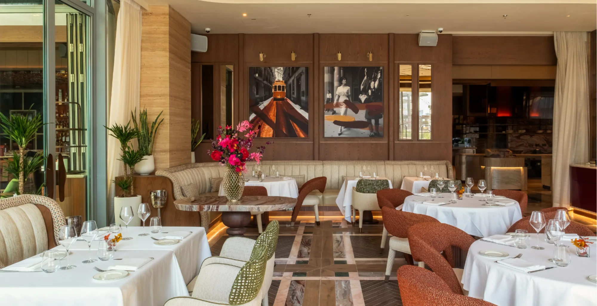 Roberto's - art wall dining