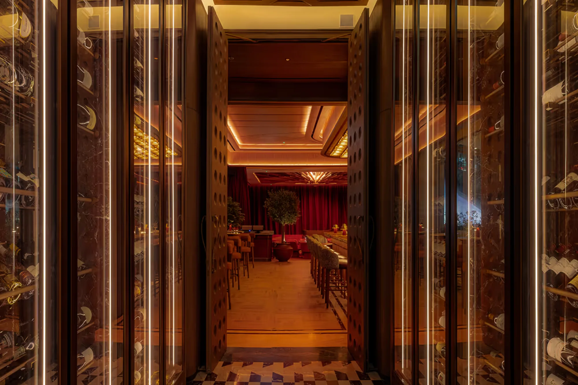 Roberto's - entrance corridor