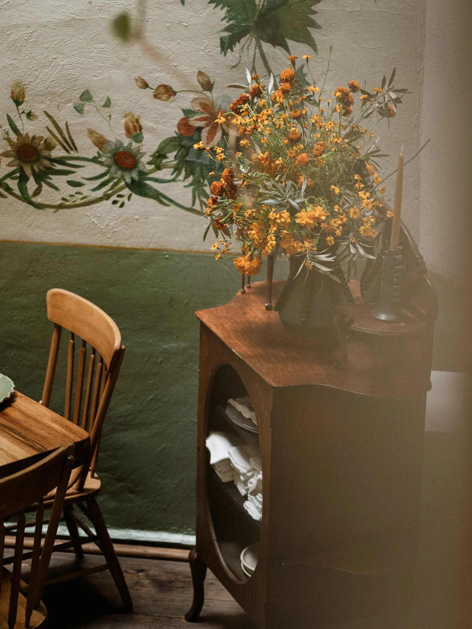 Rosetta - interior corner with flowers