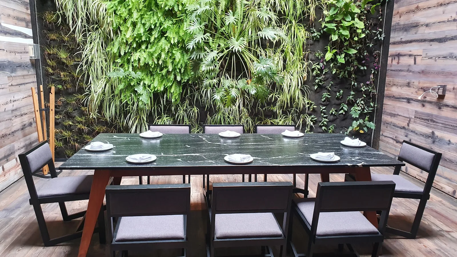 Ryoshi - private table with living green wall