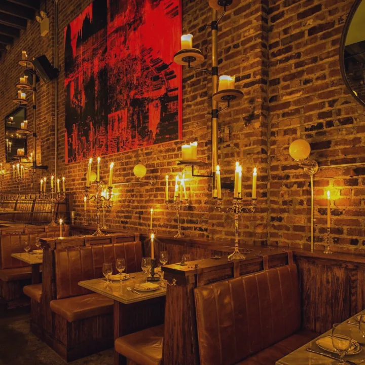 Sadelle's - booths decor evening