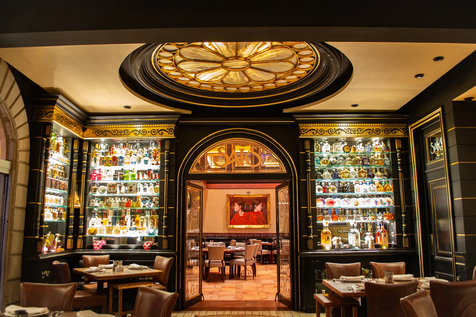 Saks - Polanco - bar under the stained glass dome