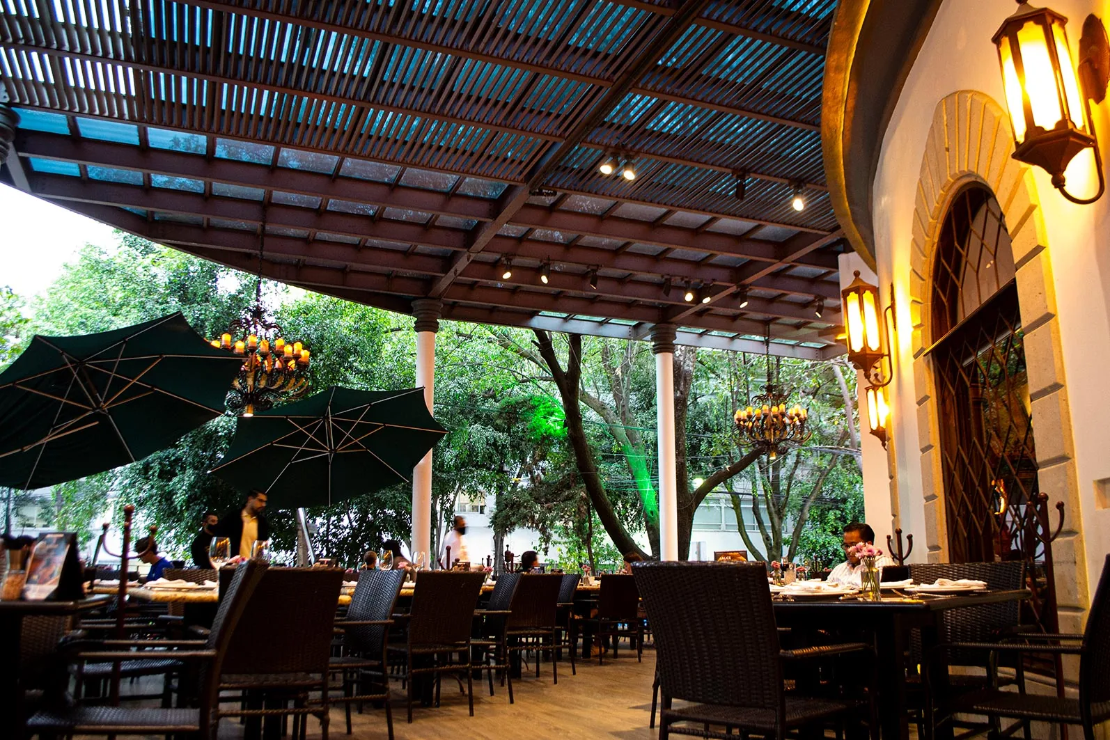 Saks - Polanco - garden terrace with umbrellas