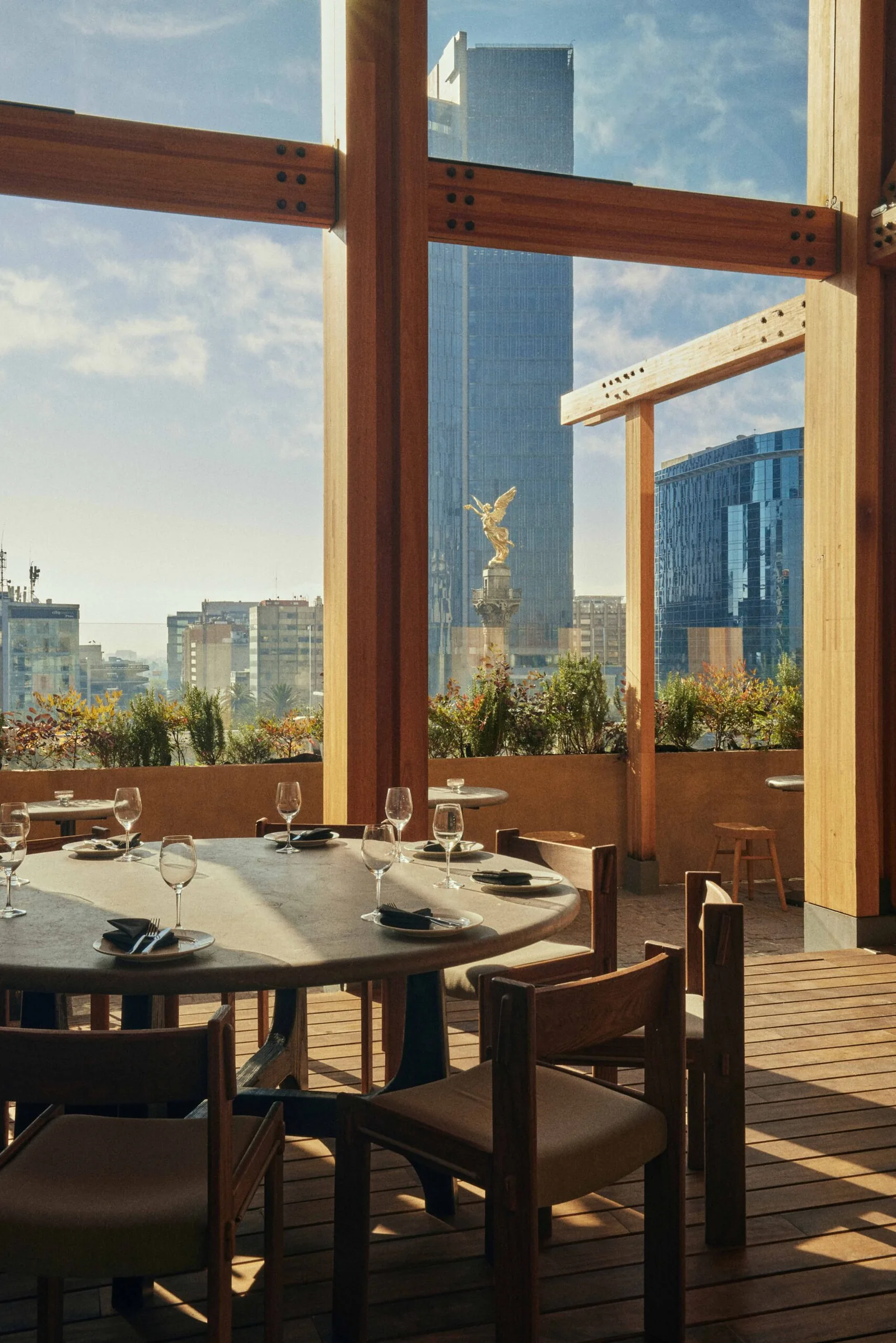 Salazar - window tables with the angel de la indep