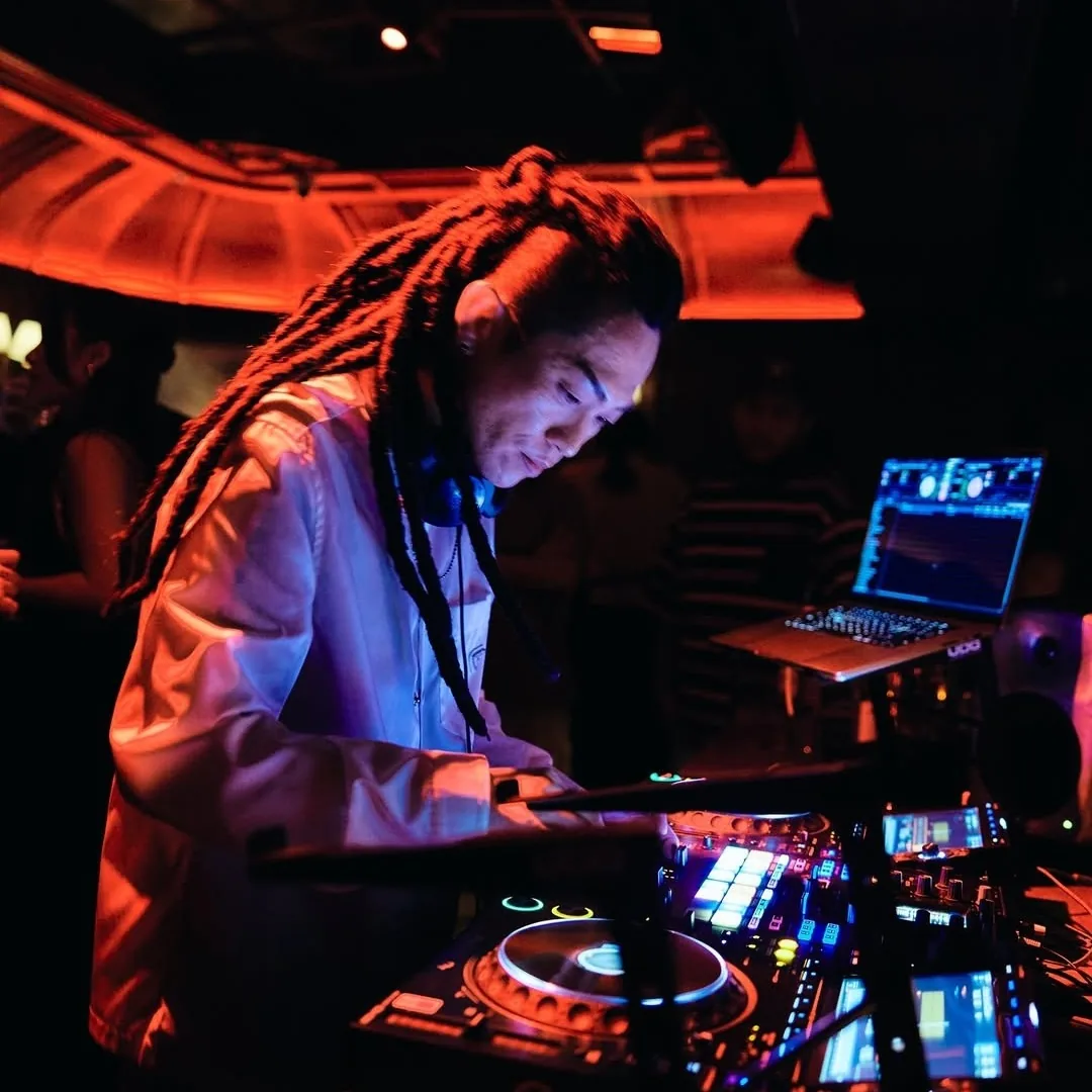 Salone di Vita - dj booth red light
