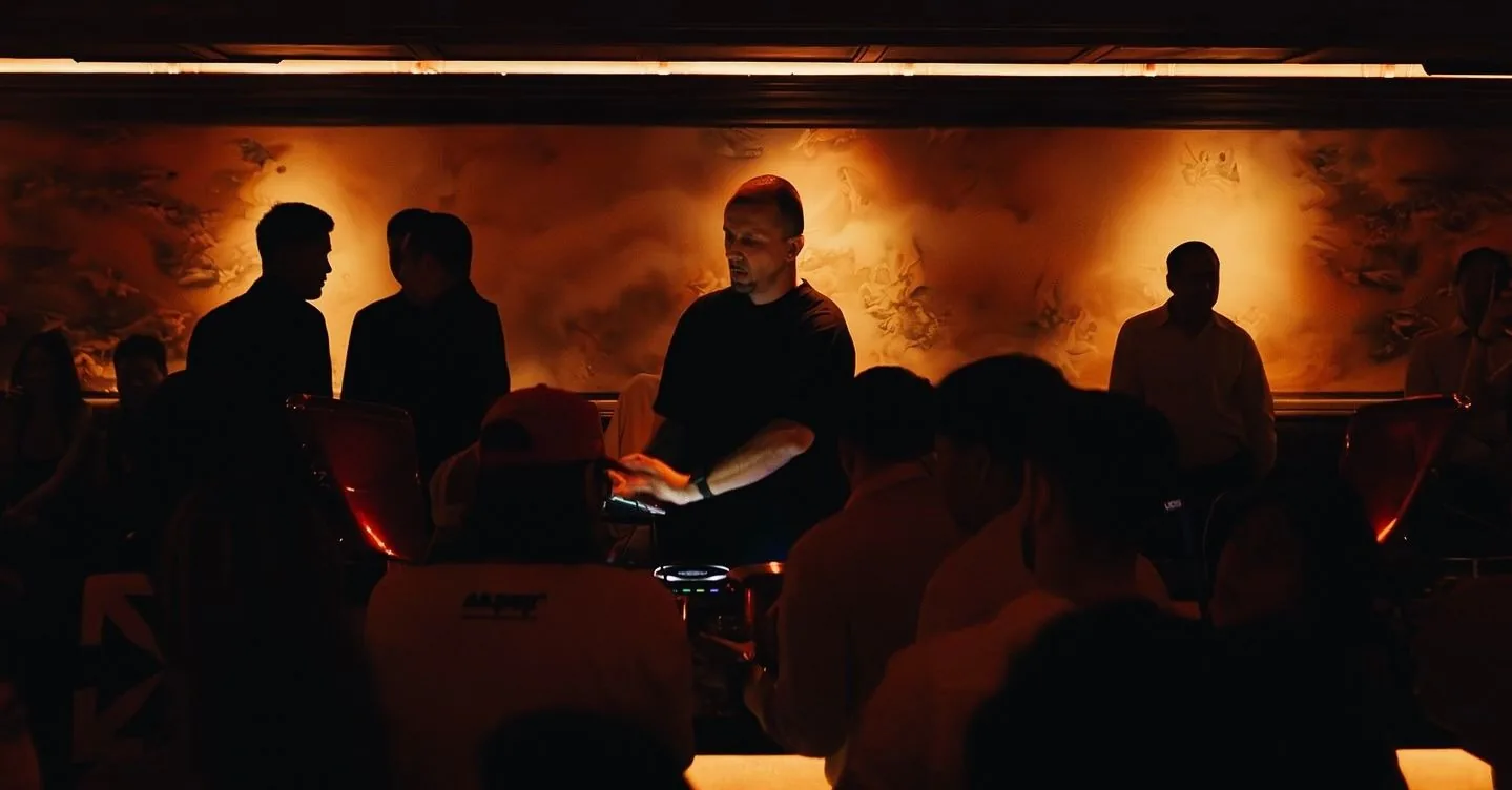 Salone di Vita - dim lounge live set crowd
