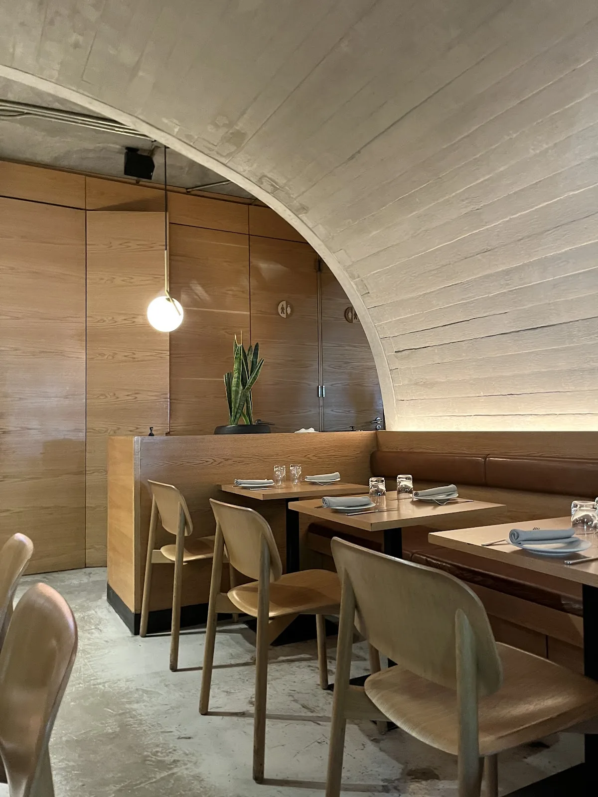 Sartoria - tables under plaster arch