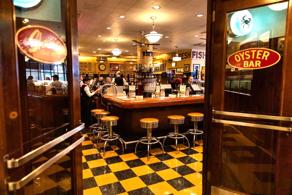 Shaw's Crab House - oyster bar room