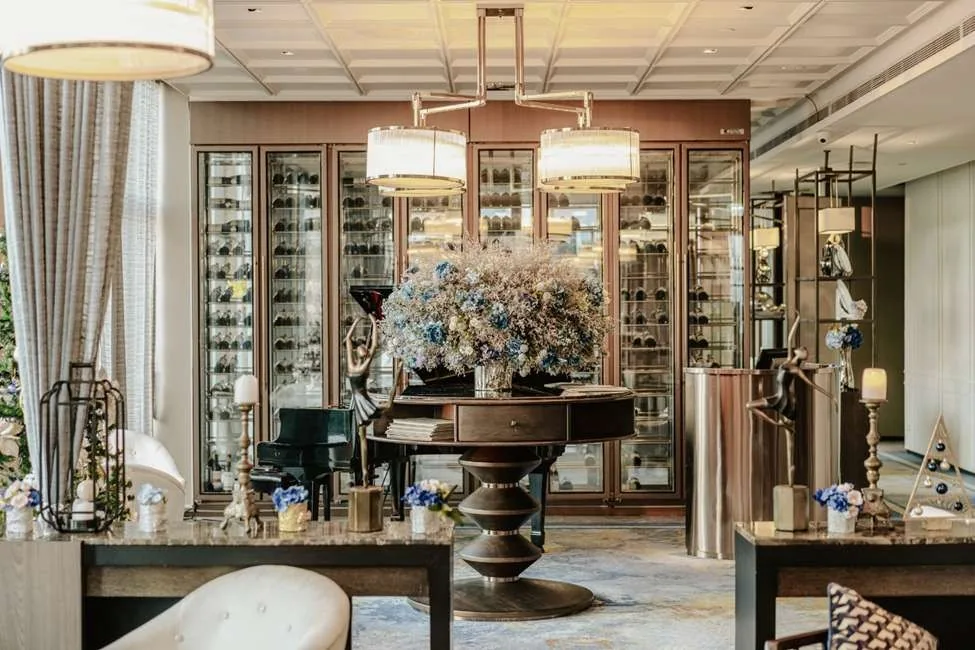 Signature - wine cellar lounge round table