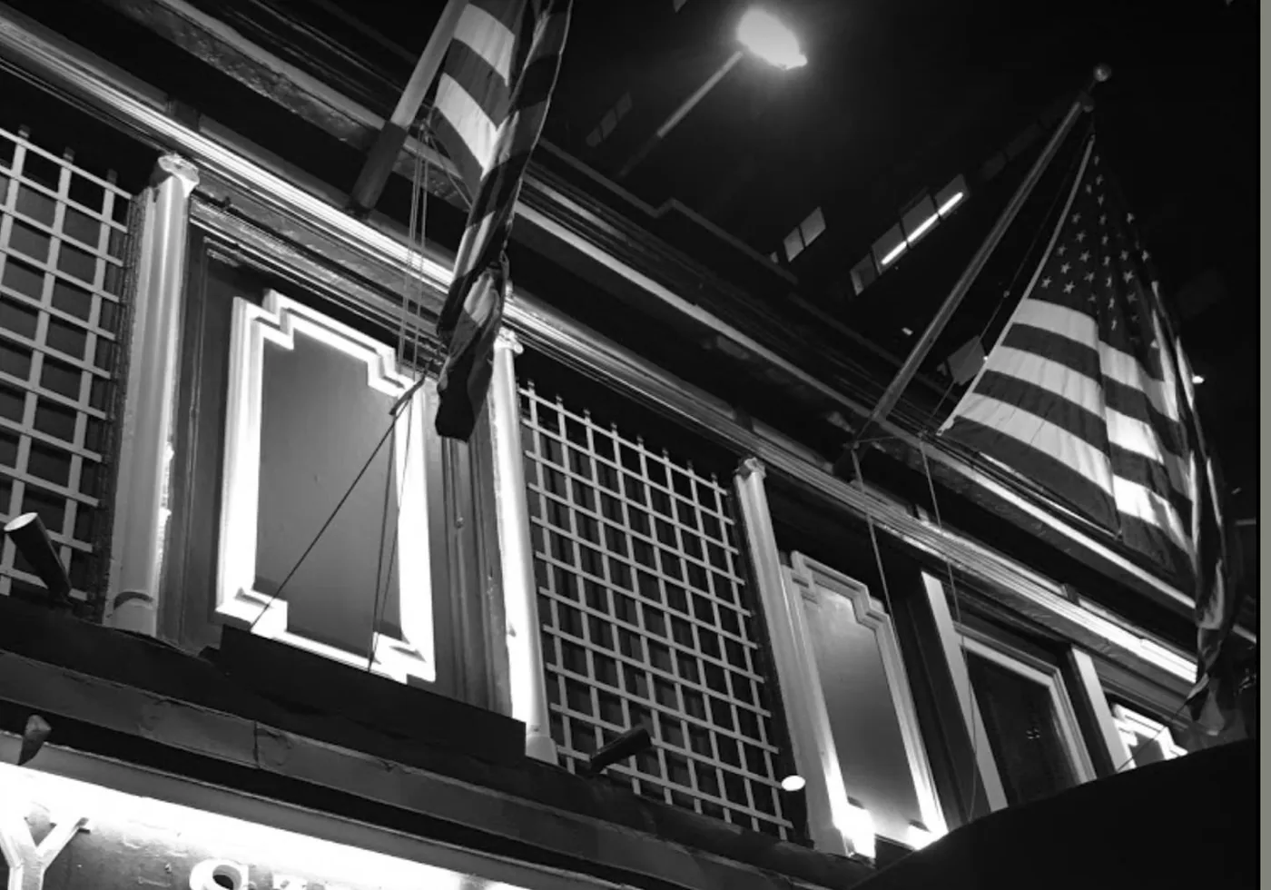 Smith & Wollensky - green white facade