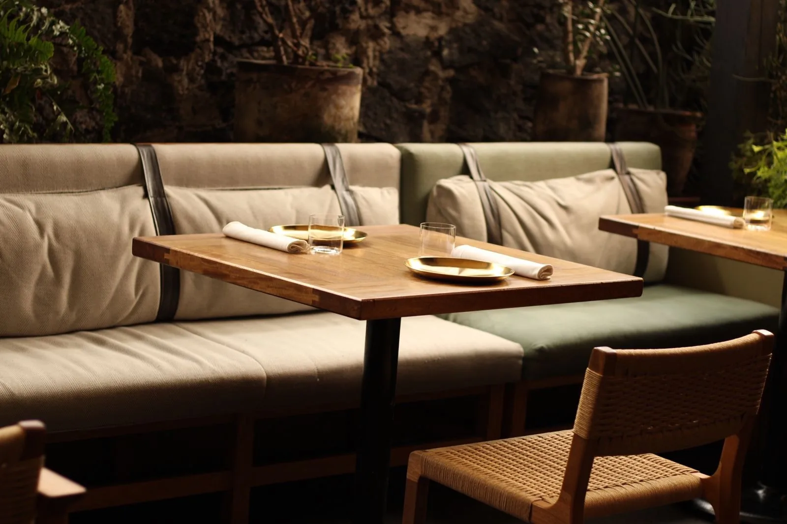Sud 777 - banquette seating against volcanic rock