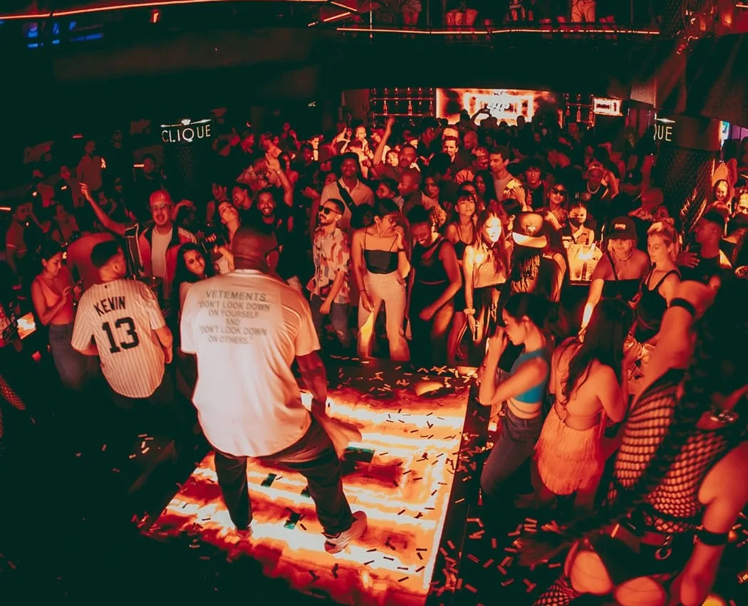 Sugar Club - crowd red lights