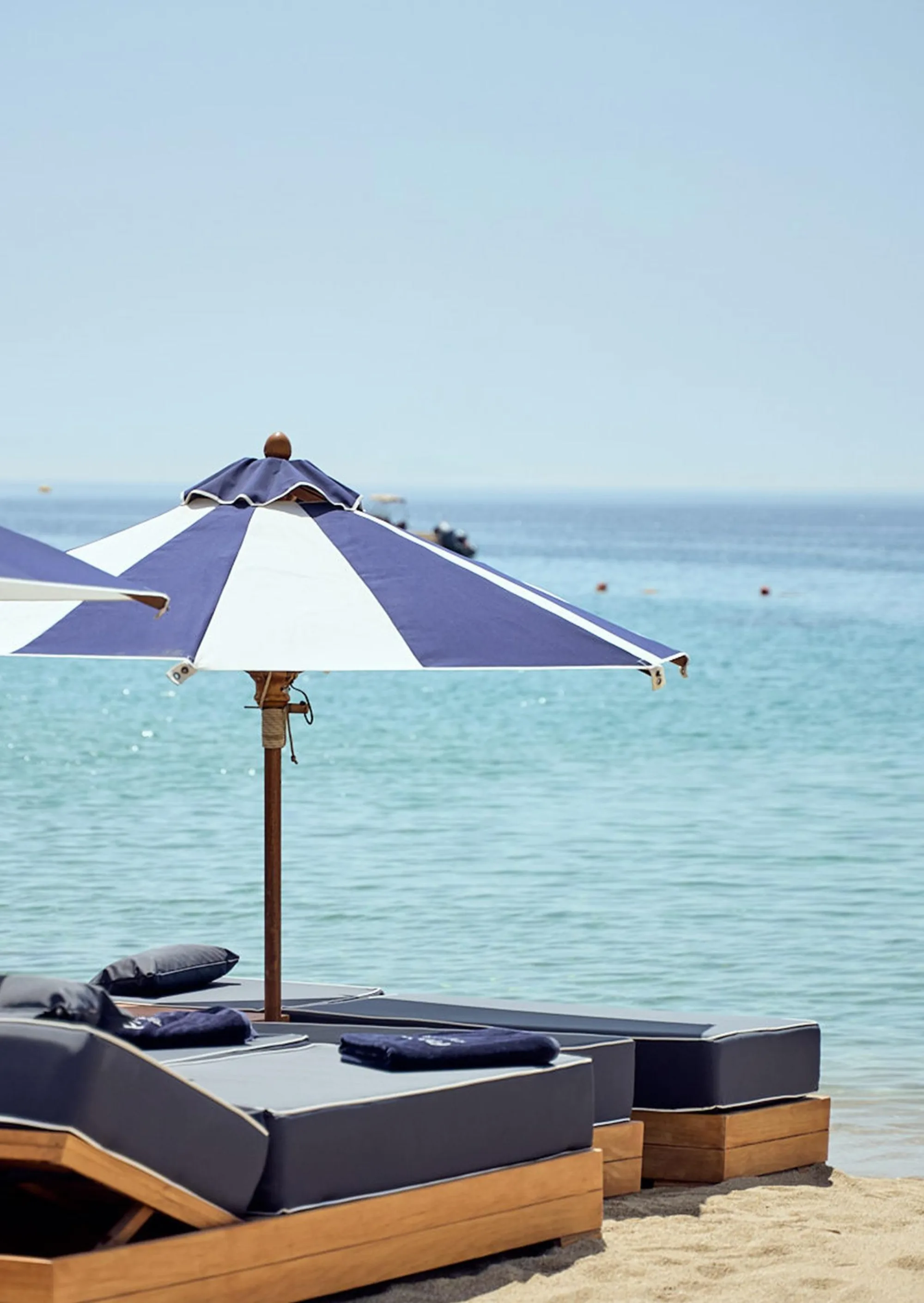 Super Paradise Beach Club - daybed turquoise sea