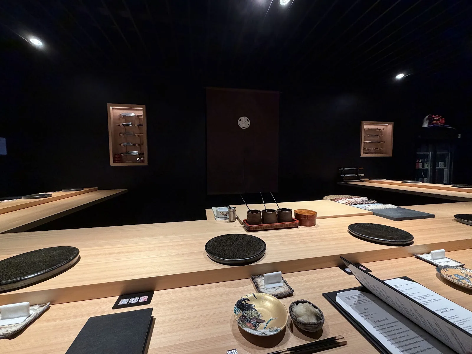 Sushi Bar Maumi - counter dining room
