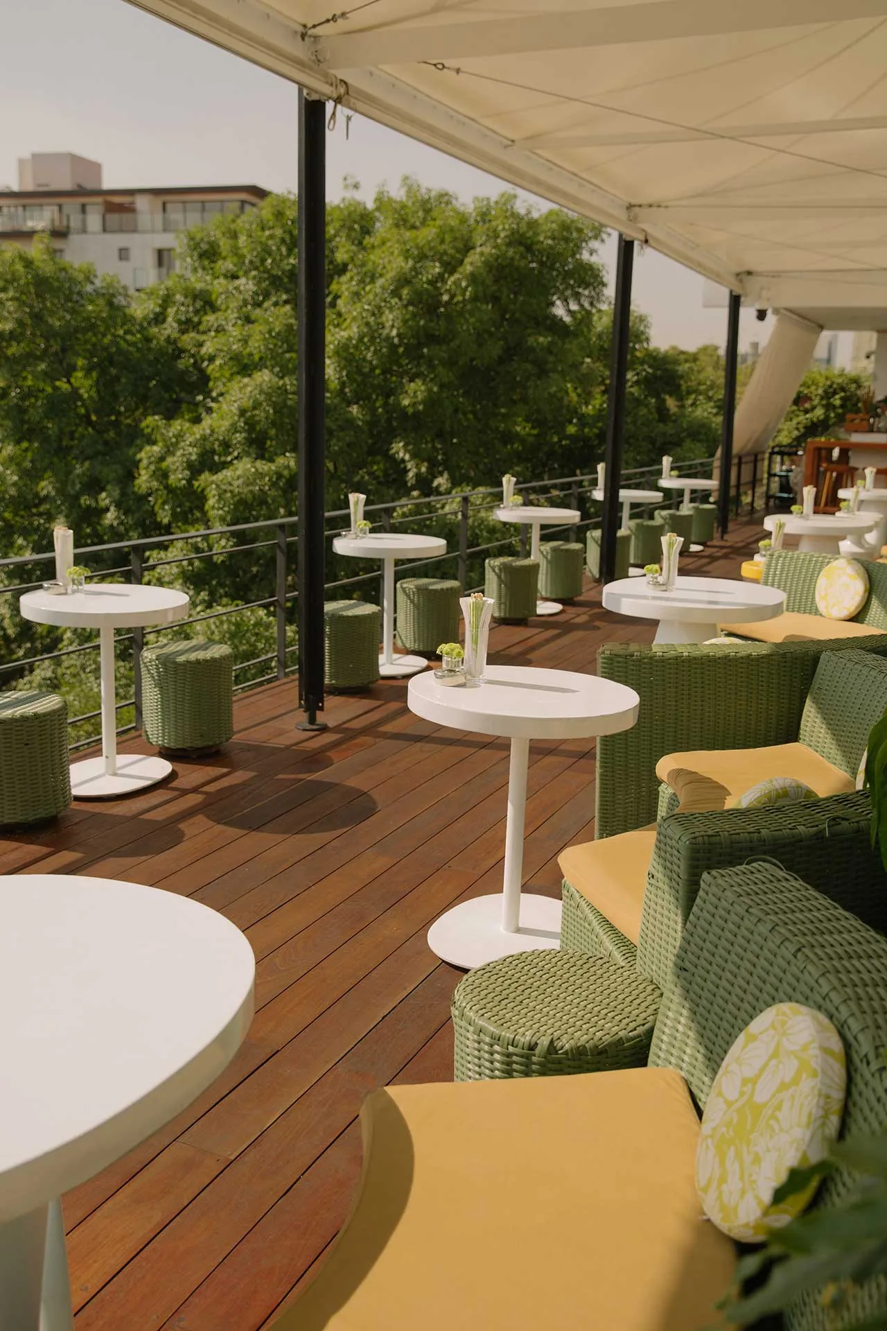 Terraza Condesa DF - white pedestal tables and green banquett