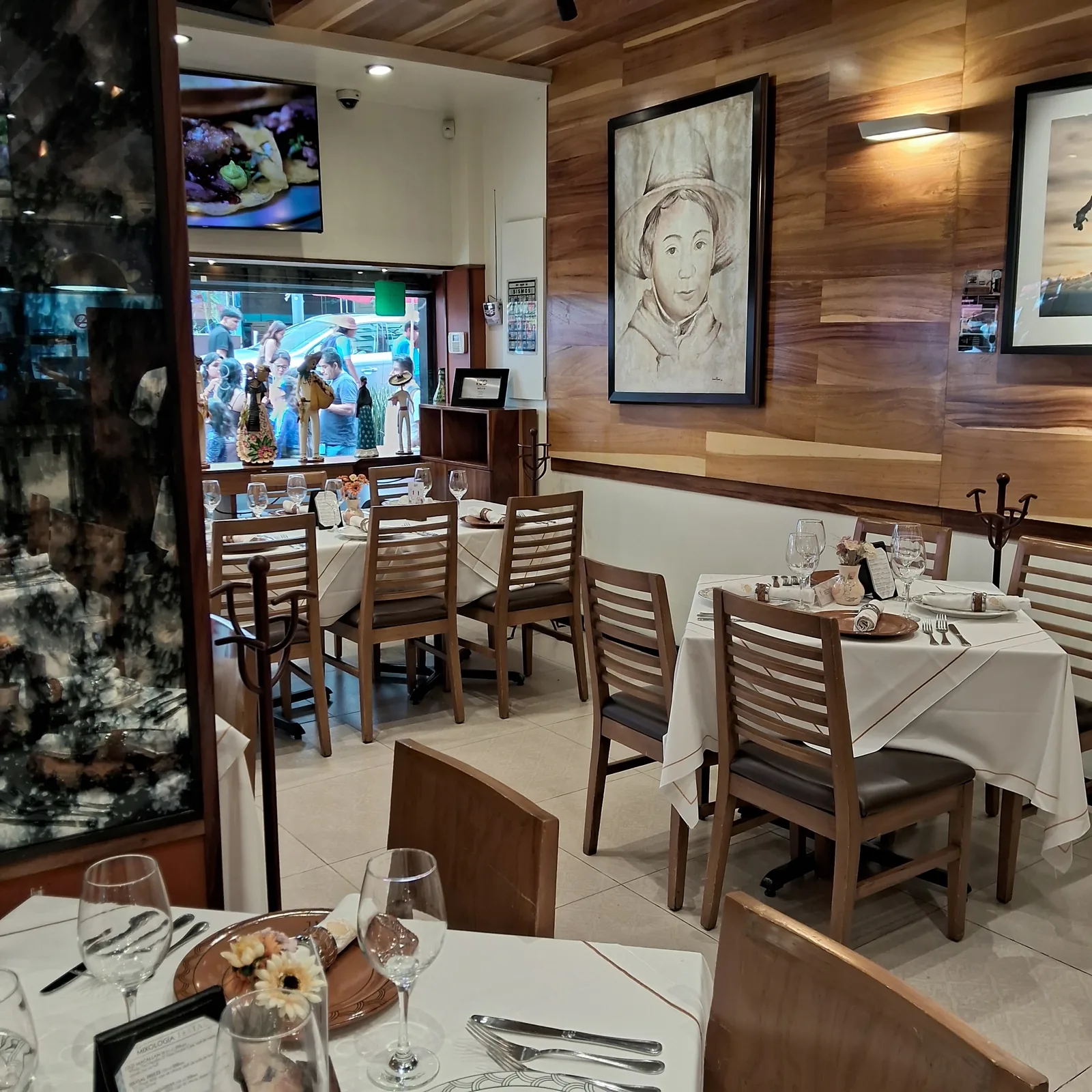 Testal - interior dining room bar