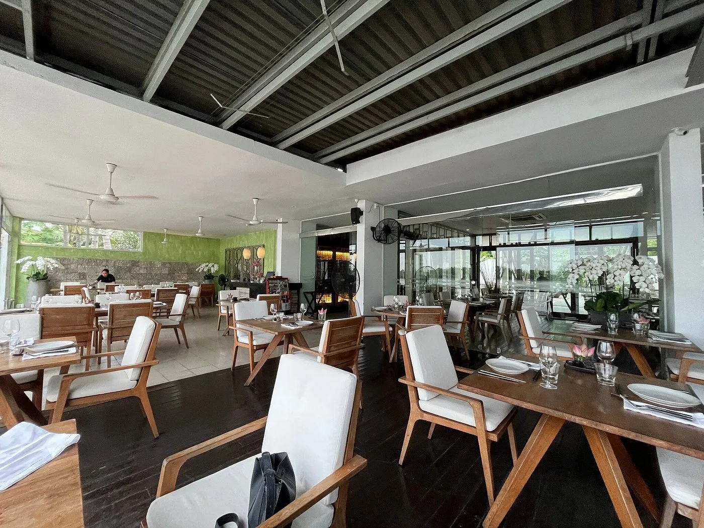 The Deck Saigon, restaurants in Saigon 4