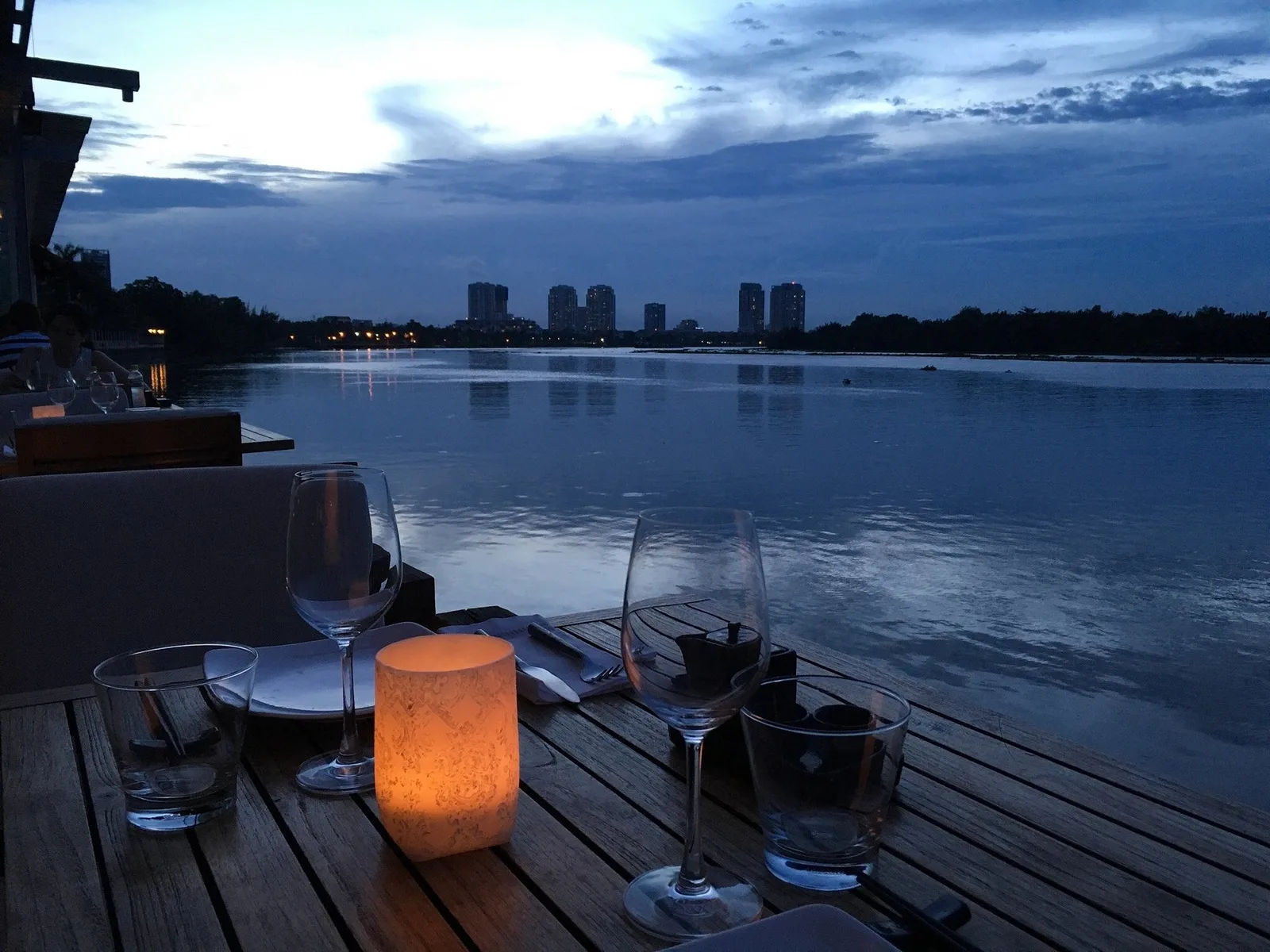 The Deck Saigon, restaurants in Saigon 5