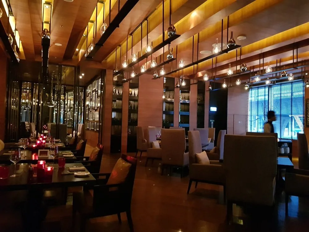 The District Grill Room & Bar, restaurants in Bangkok 3