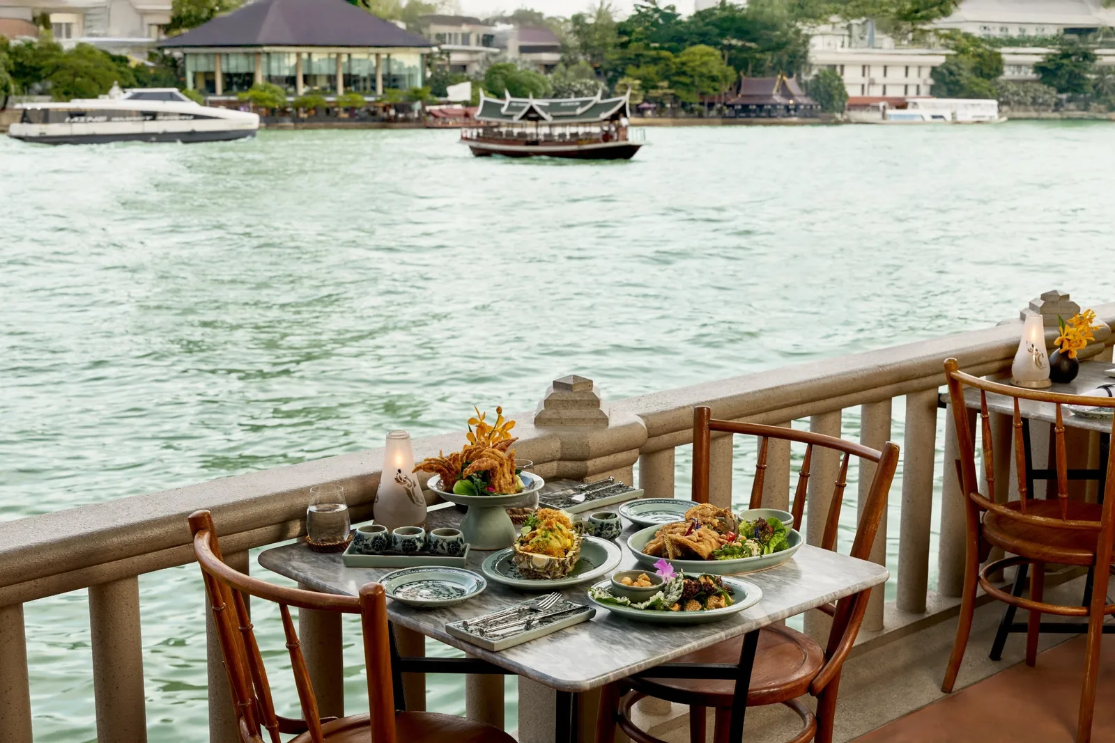 Thiptara - set table on the river terrace overlooking the chao phraya ambiance