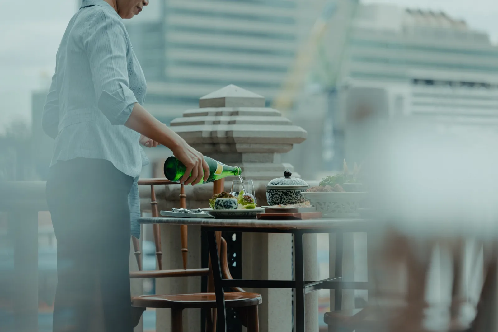 Thiptara - tableside service on the riverside terrace ambiance