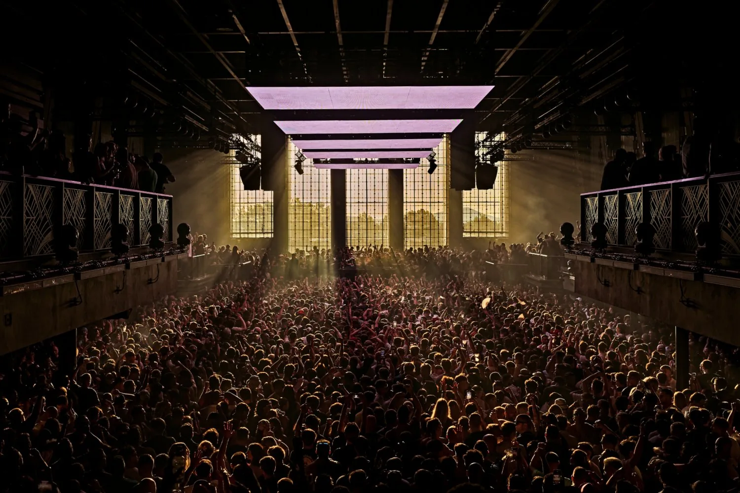 UNVRS main room