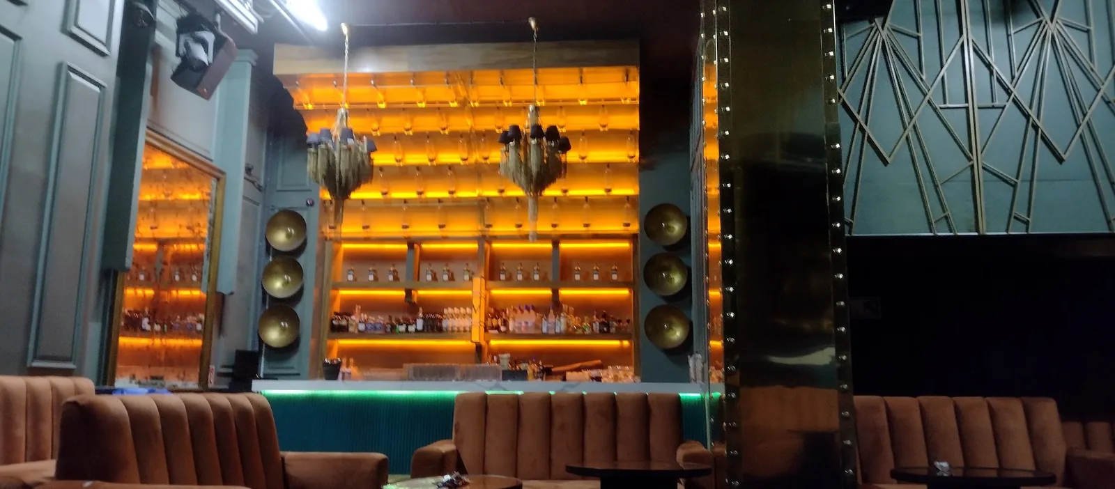 Vanderbilt Polanco - gold bottle wall behind the booths