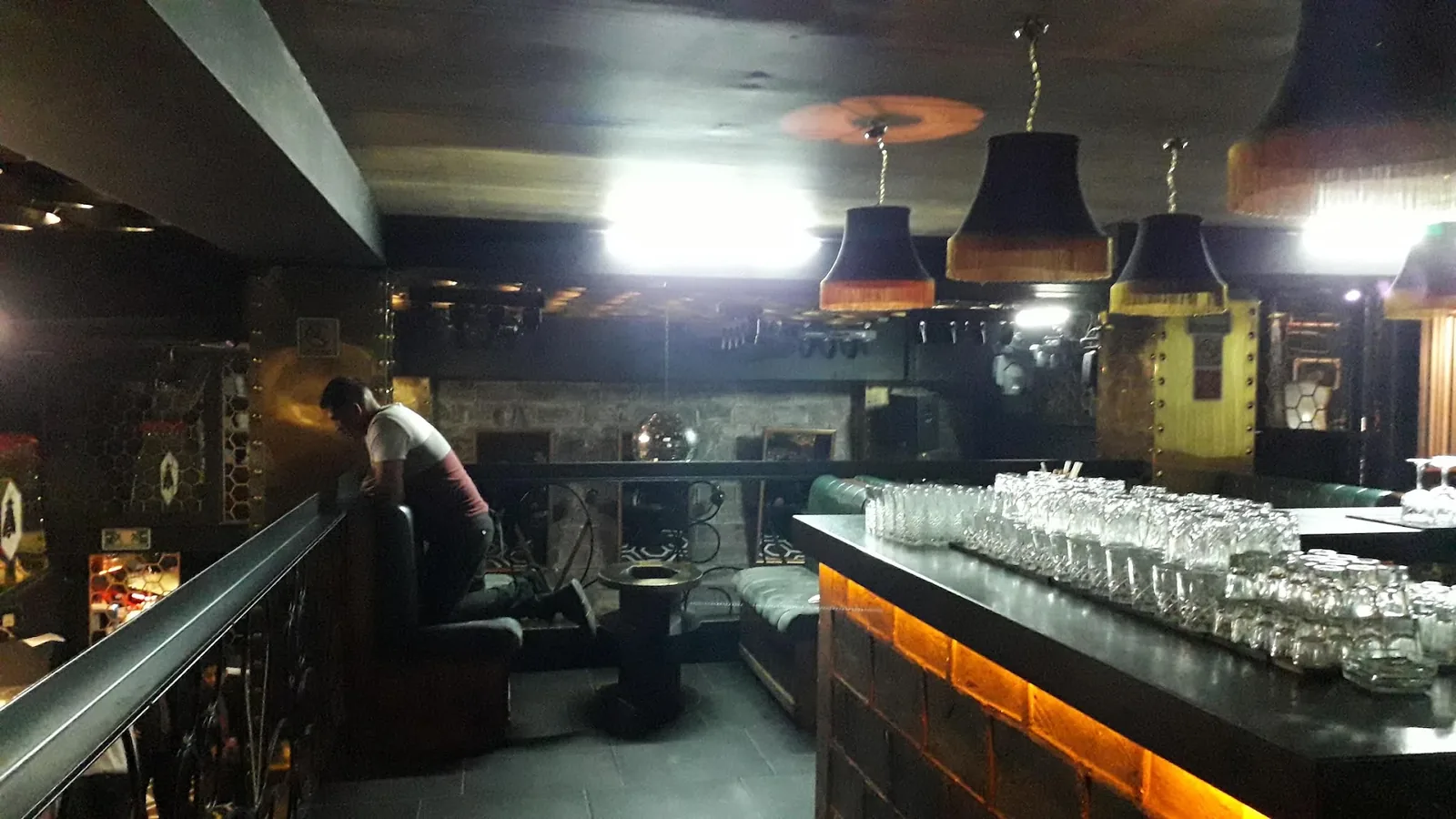 Vanderbilt Polanco - bar counter and glassware