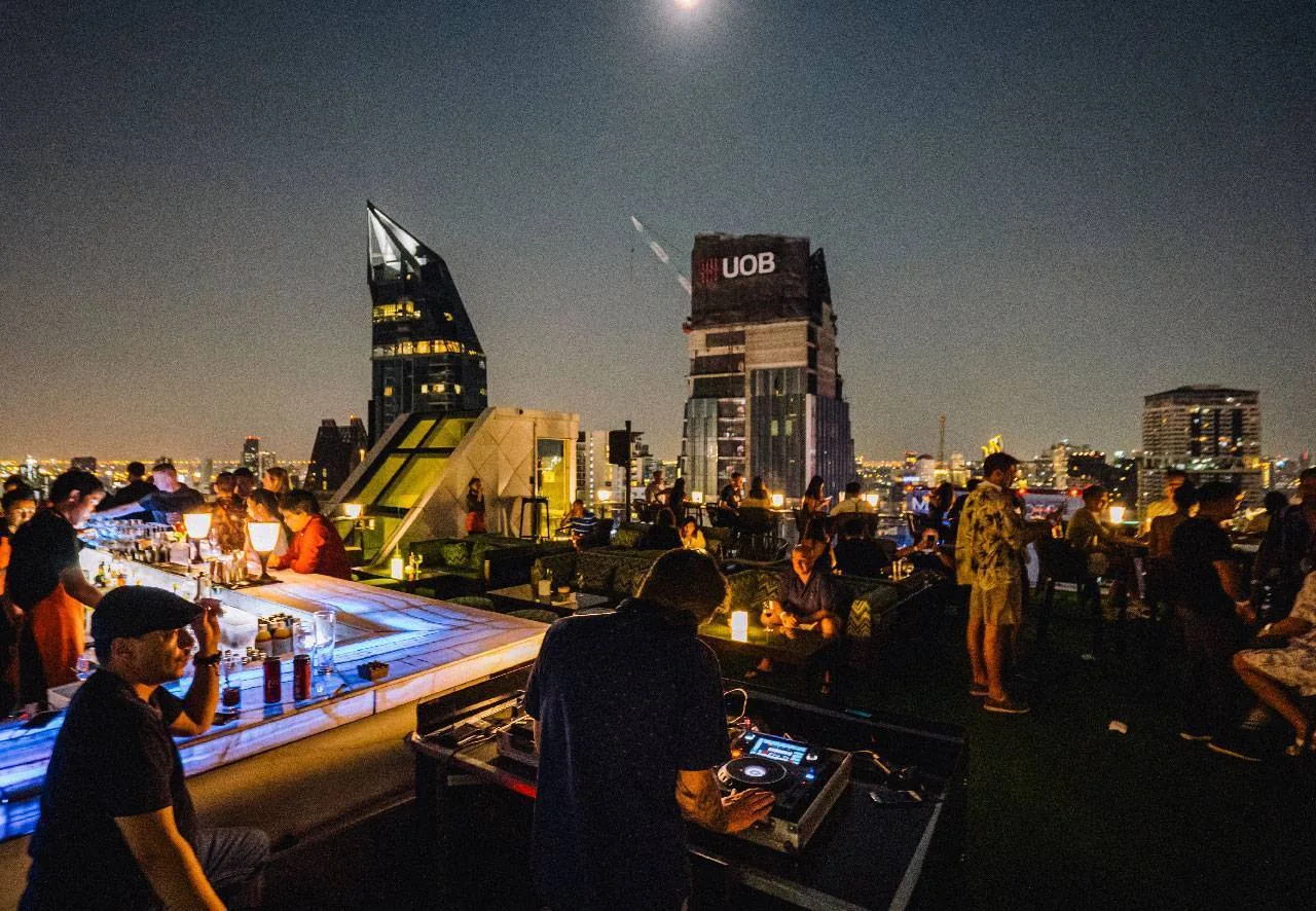 Vanilla Sky / Madura - rooftop bar night skyline