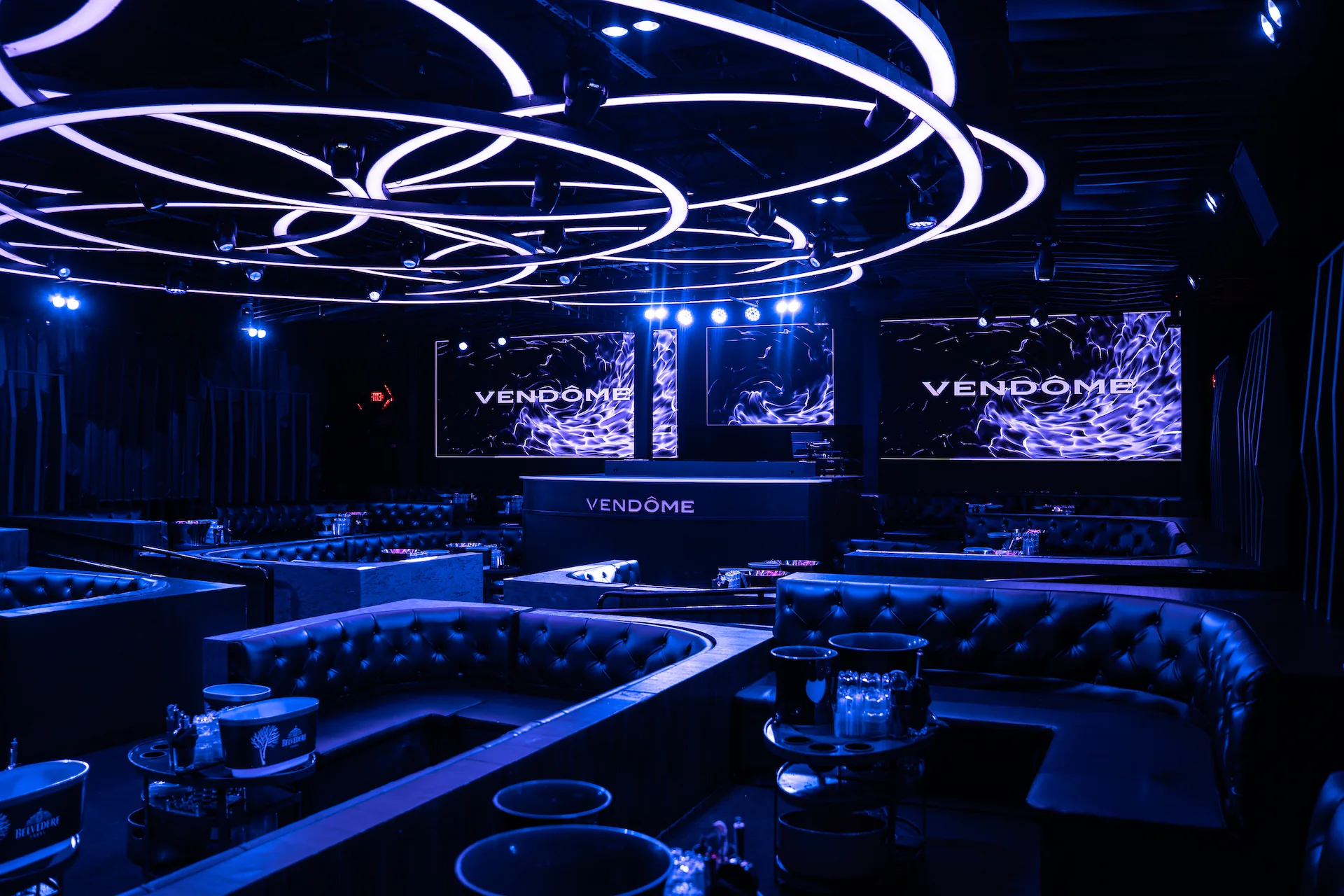 Vendôme - interior banquettes vendome led signage