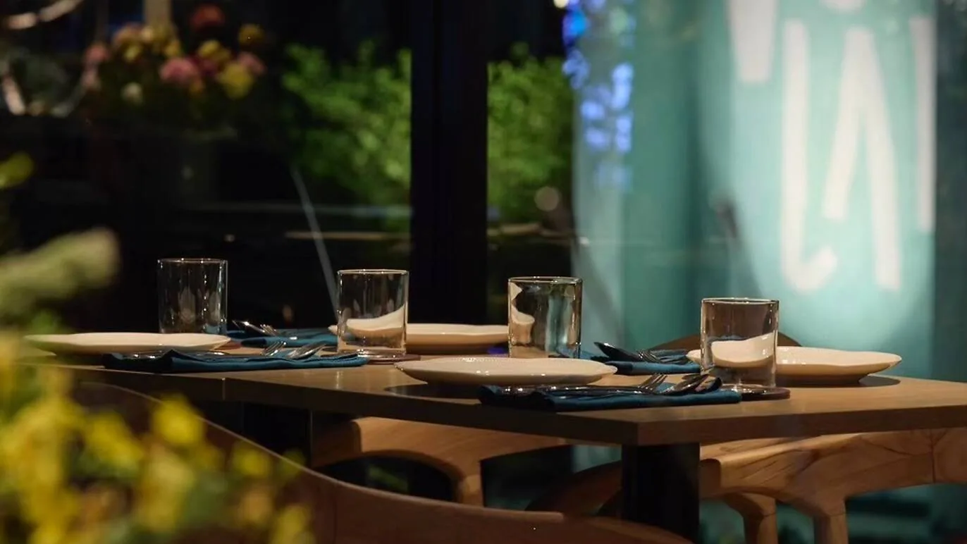 Verlan - warm interior table setting