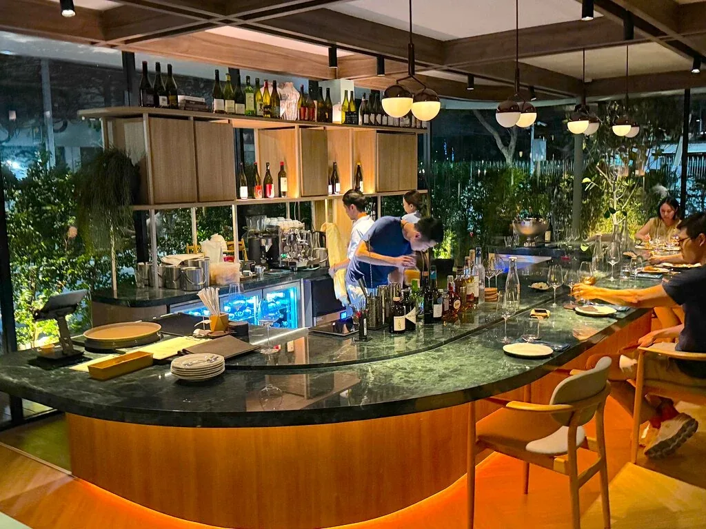 Verlan - add green marble curved bar bartender
