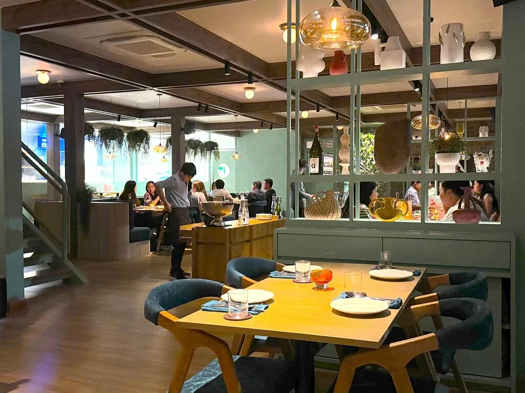 Verlan - add dining room wood tables blue chairs day
