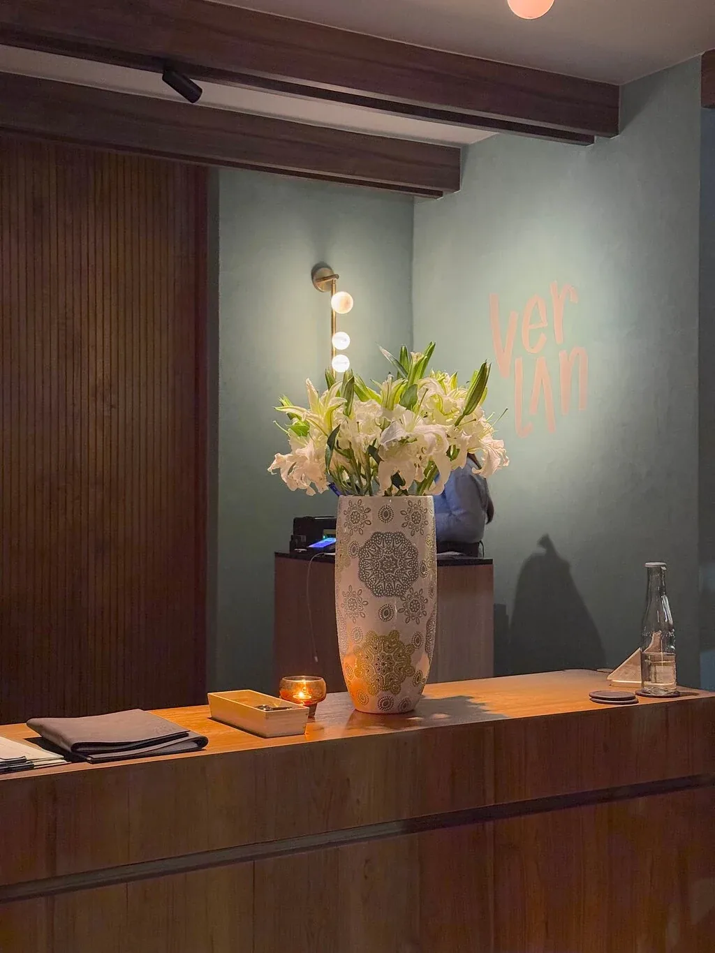 Verlan - add flower vase console verlan wall lettering