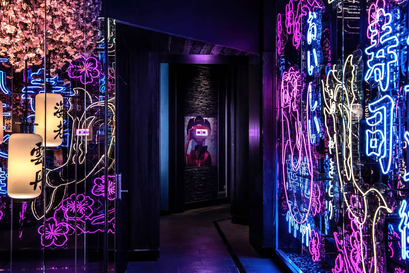 Wakuda - neon entrance