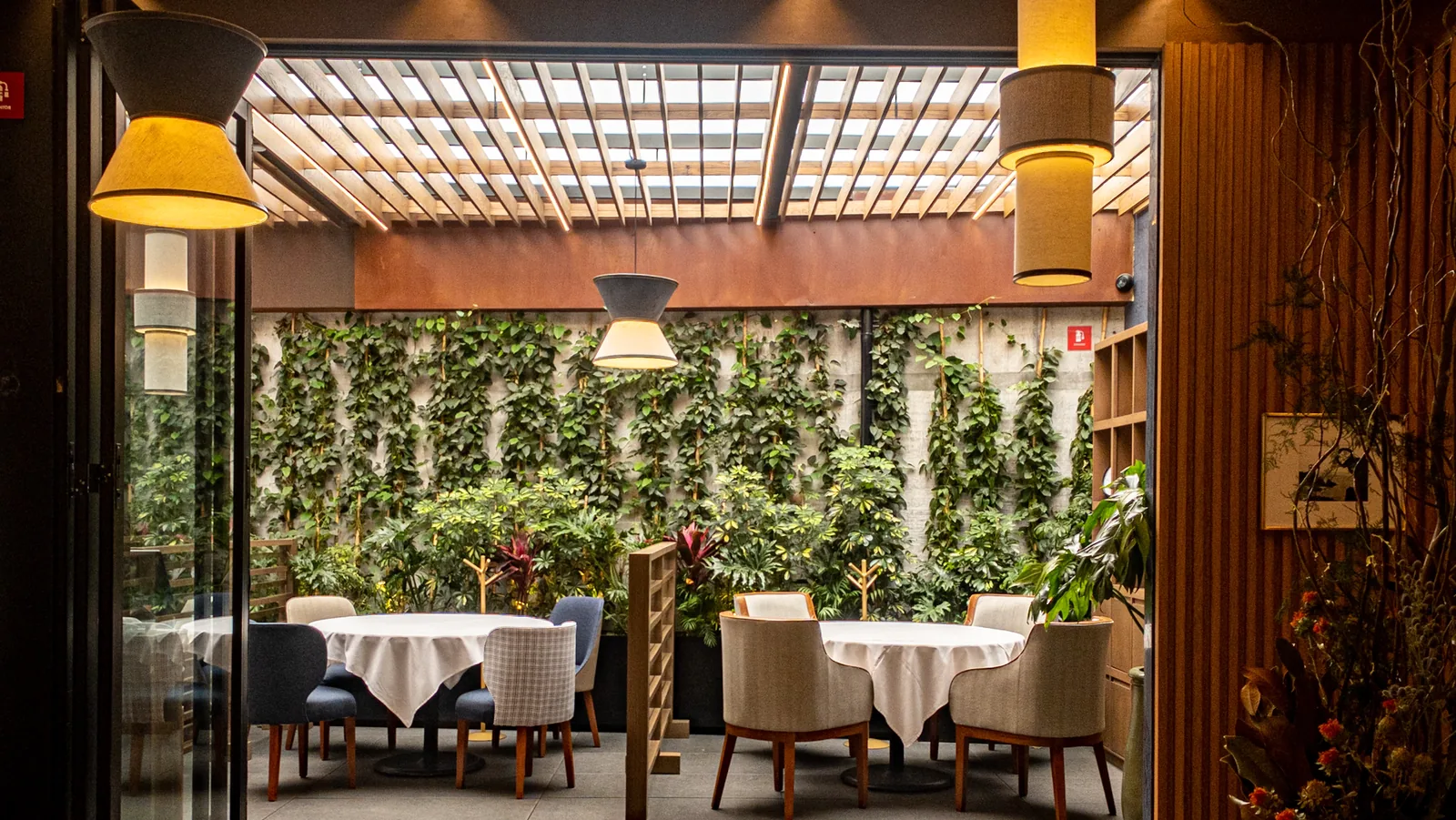 Zeru - Lomas - terrace dining room against the planted