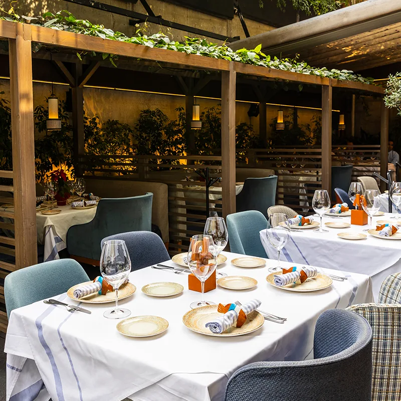 Zeru - Lomas - terrace tables set under the pergola